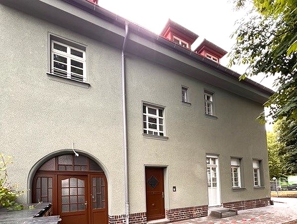 Das Haus von Außen mit Eingangsbereich