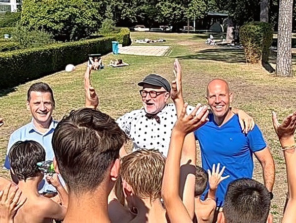 Freier Eintritt ins Freibad und Eis für die Kinder des Walburgisheims in Feucht